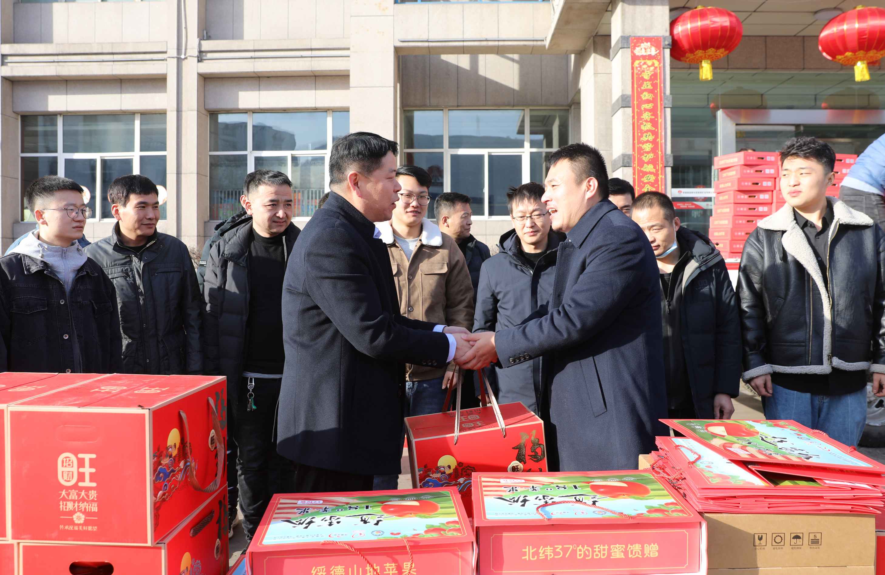 掘进一工区慰问_副本.jpg