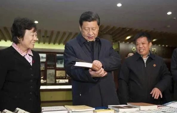2013年习近平到山东曲阜孔府考察，饶有兴趣的说这两本书我要仔细看看.jpg
