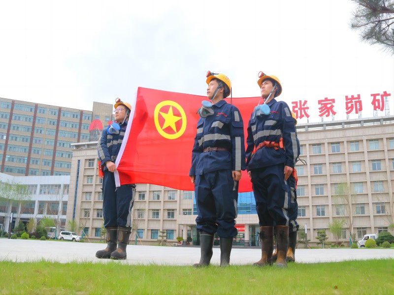 我和团徽合个影..jpg