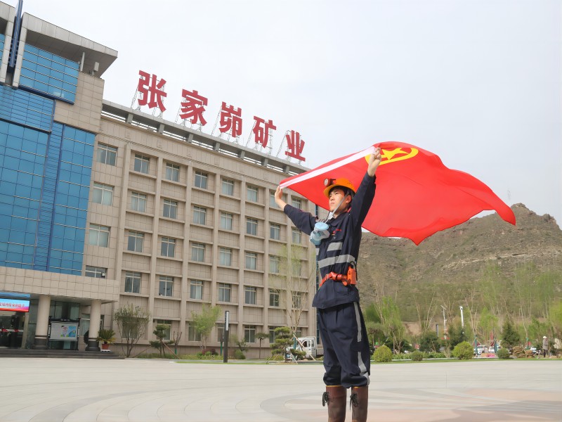 我和团徽合个影.jpg