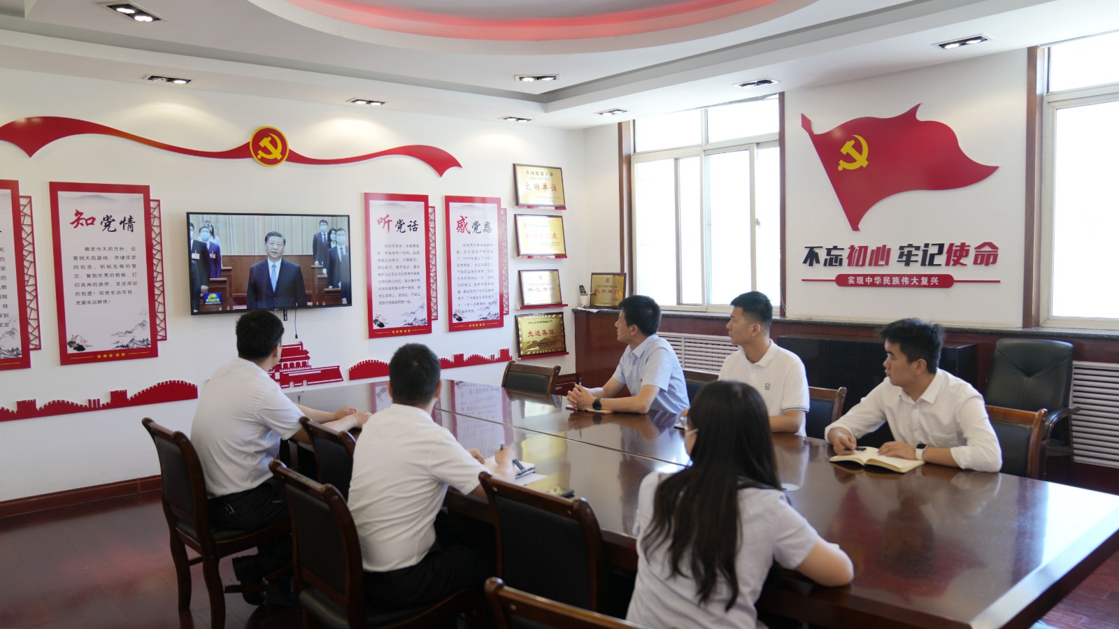 集中观看大会开幕式.JPG