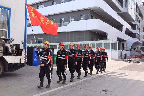 党员隐患大排查——井下组合影22.png
