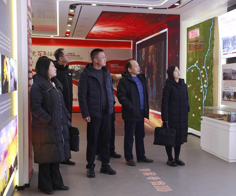 参观智慧党建展厅.jpg