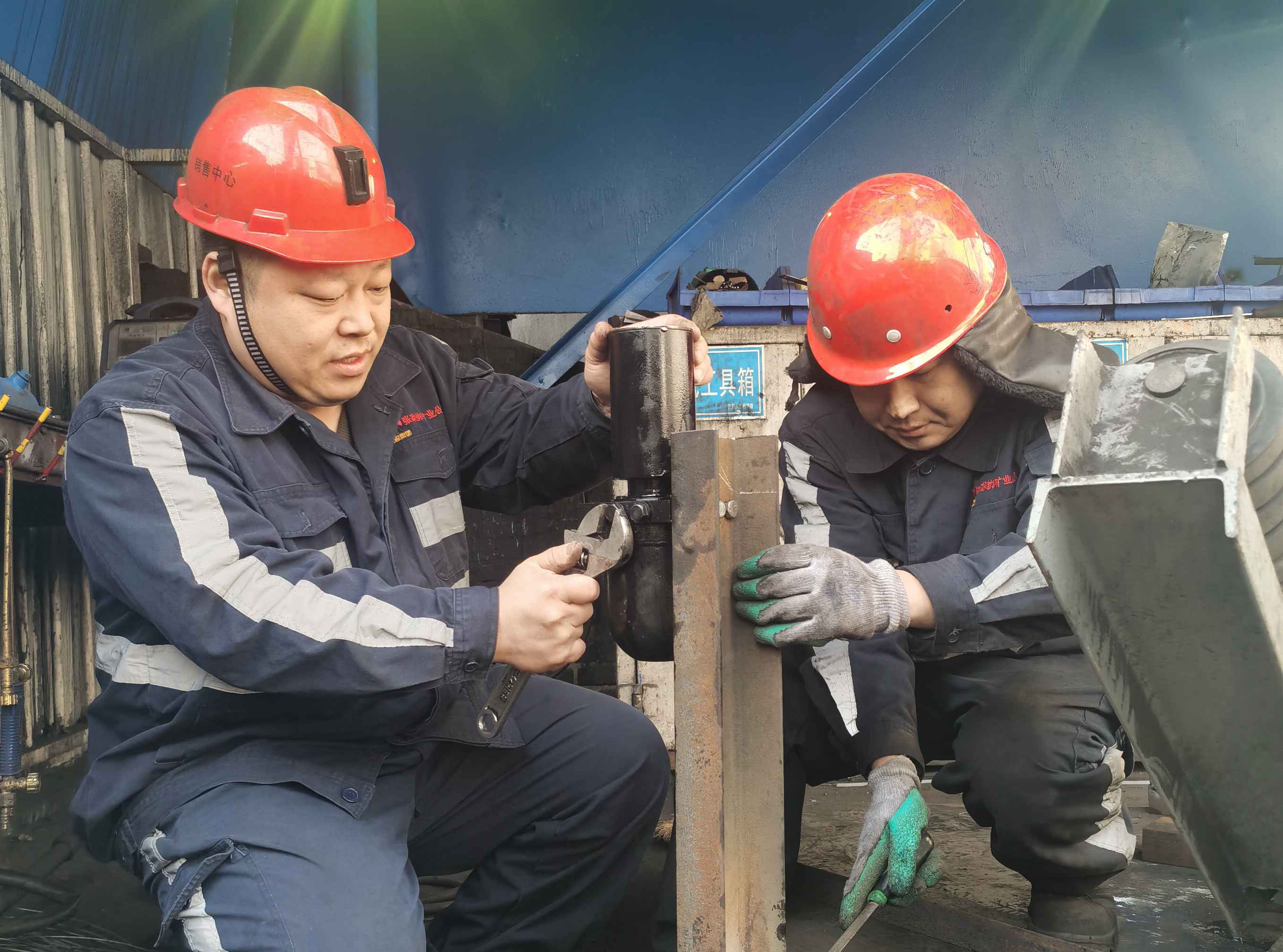 张家峁矿业公司职工李文强正在销售厂区检修设备.jpg