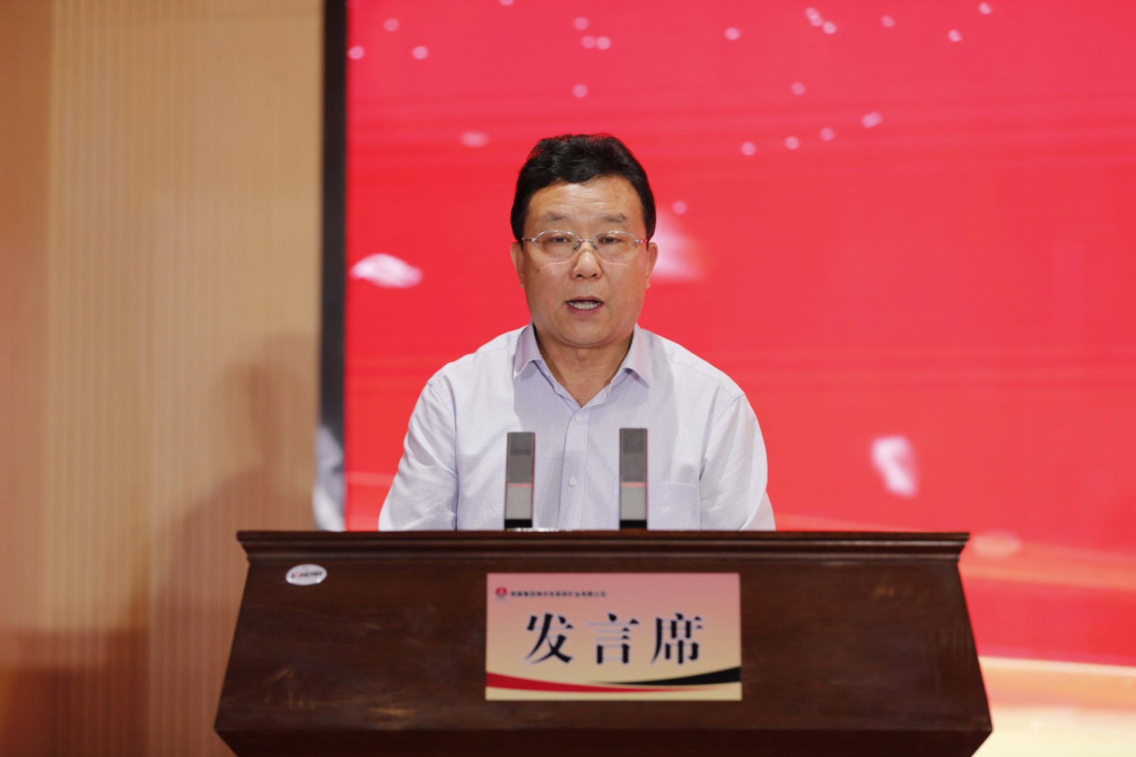 李光胜书记宣读表彰决定.JPG