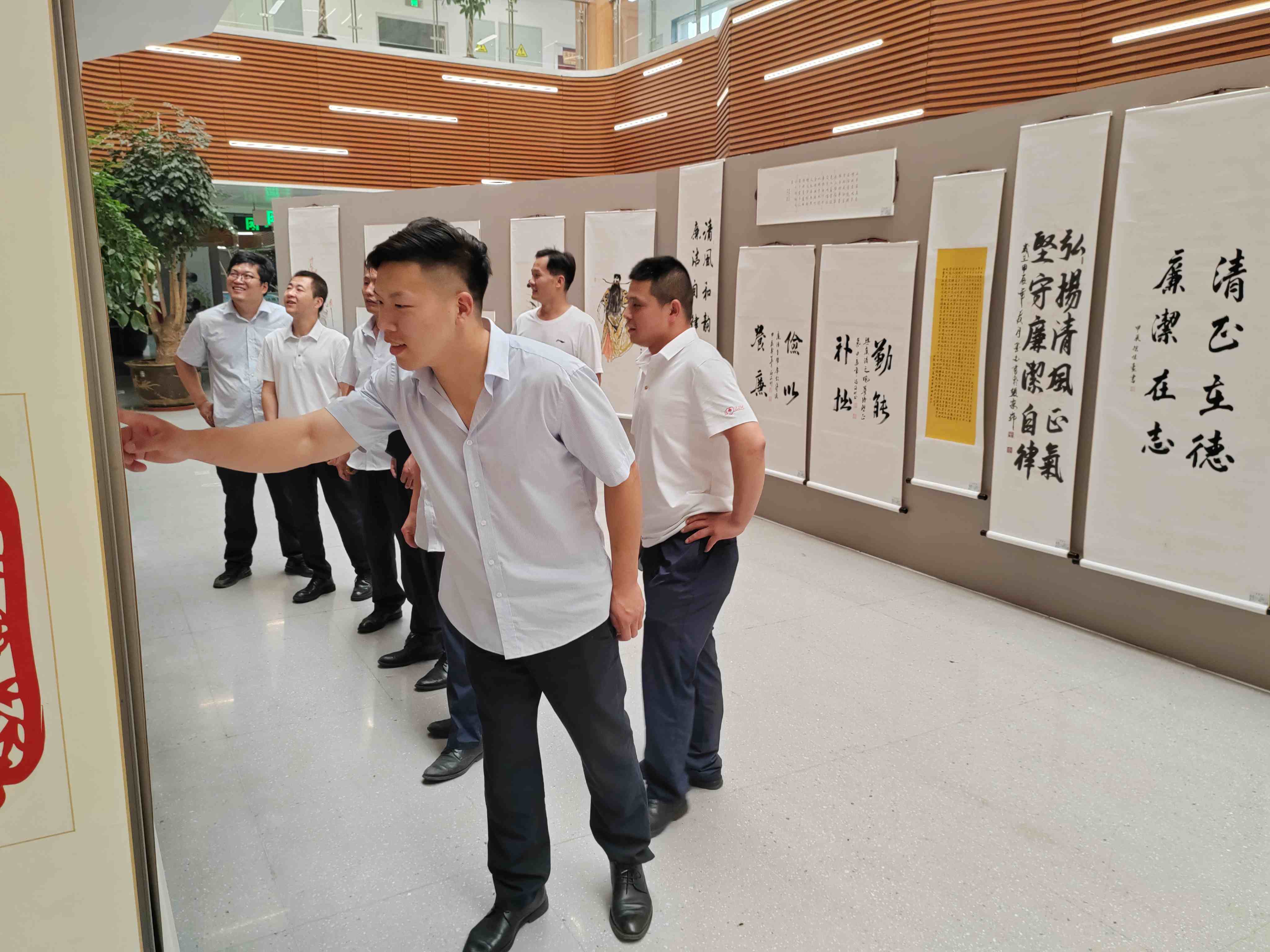 参观照片3_副本.jpg