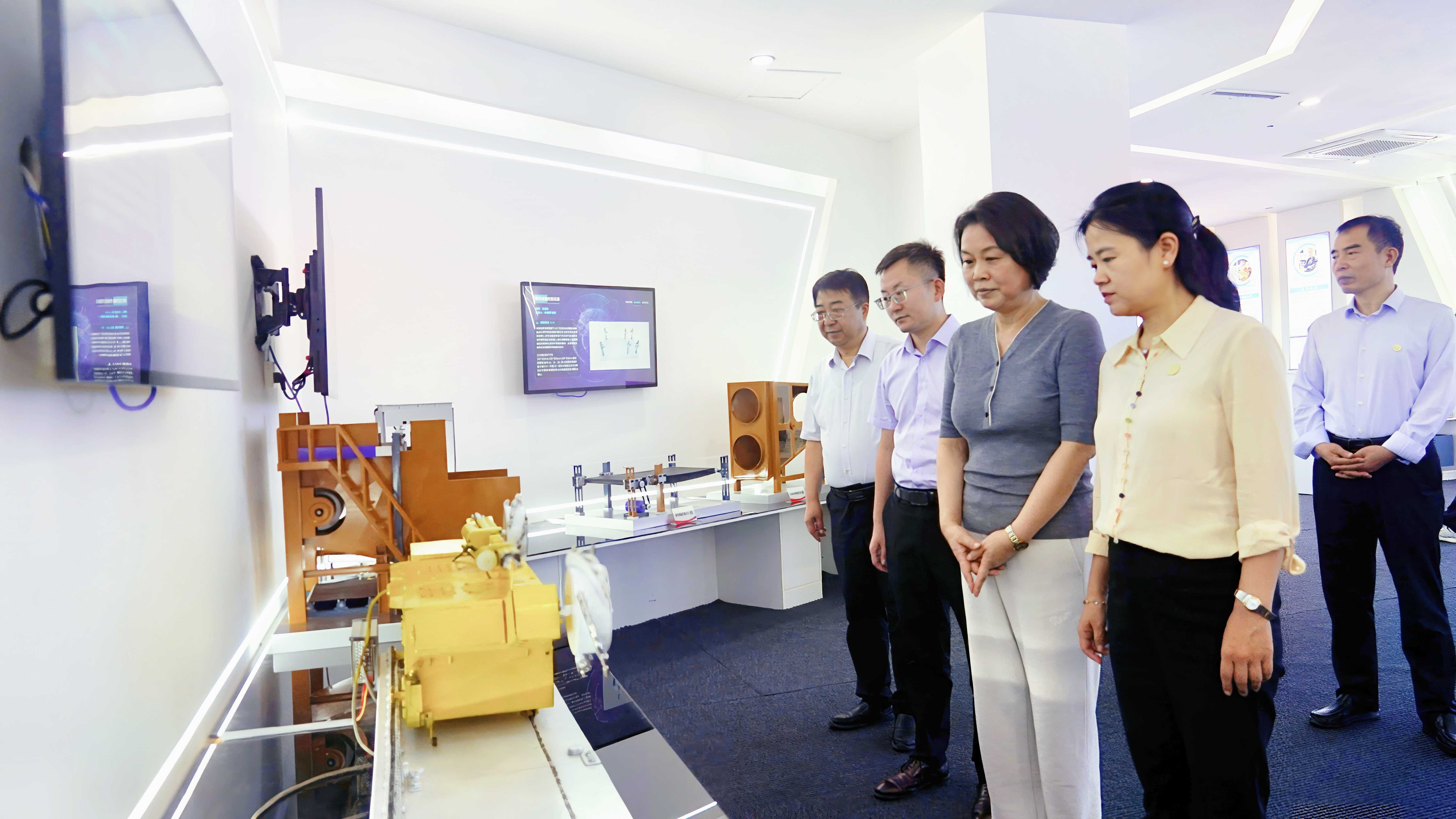 参观技能大师工作室(1).jpg