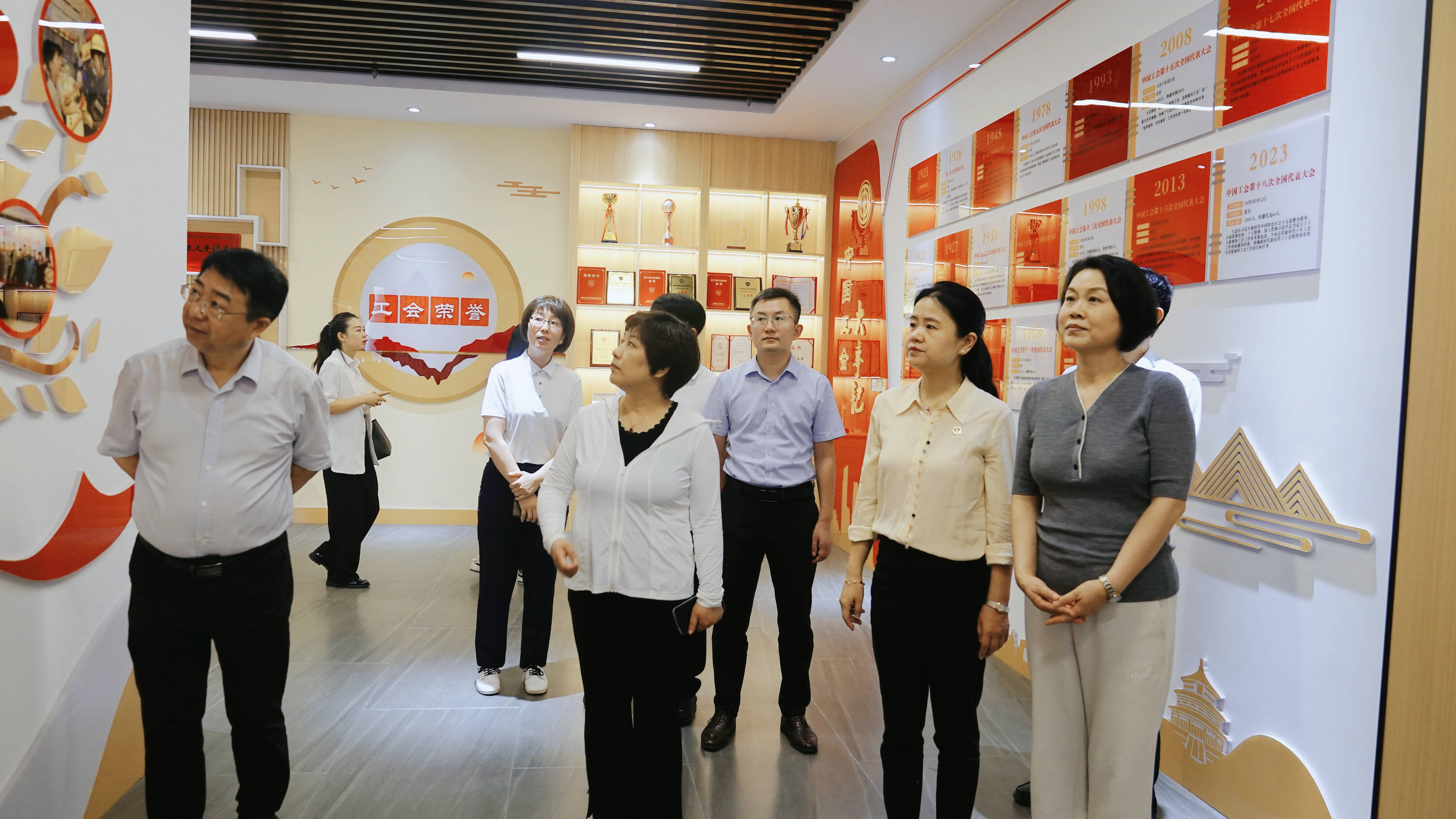 参观工会荣誉展厅(1).jpg