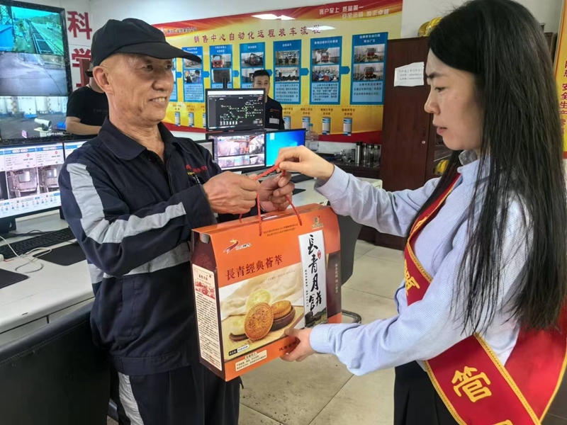 女工送月饼.jpg