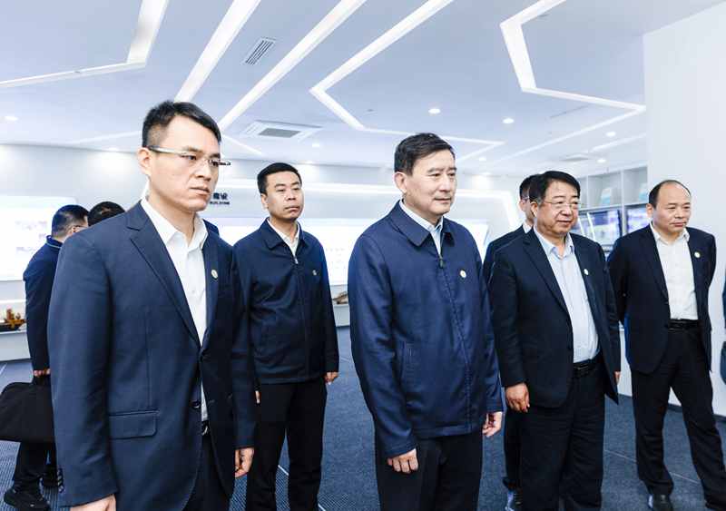 张文琪在千万吨级技能大师工作室_副本.jpg