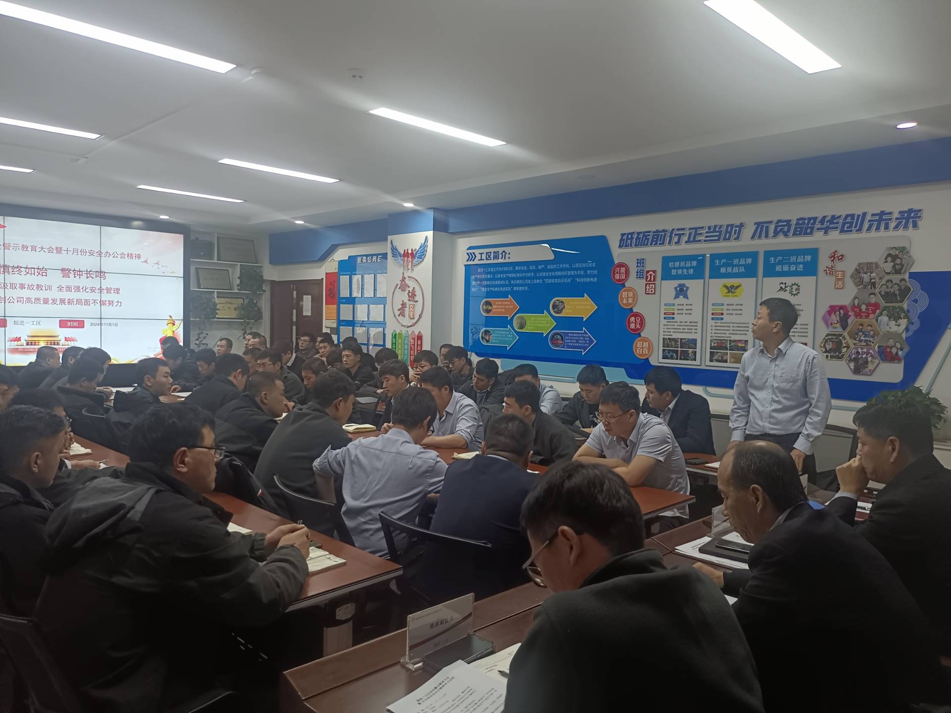 跟班副区长丁秀峰在表态发言.jpg