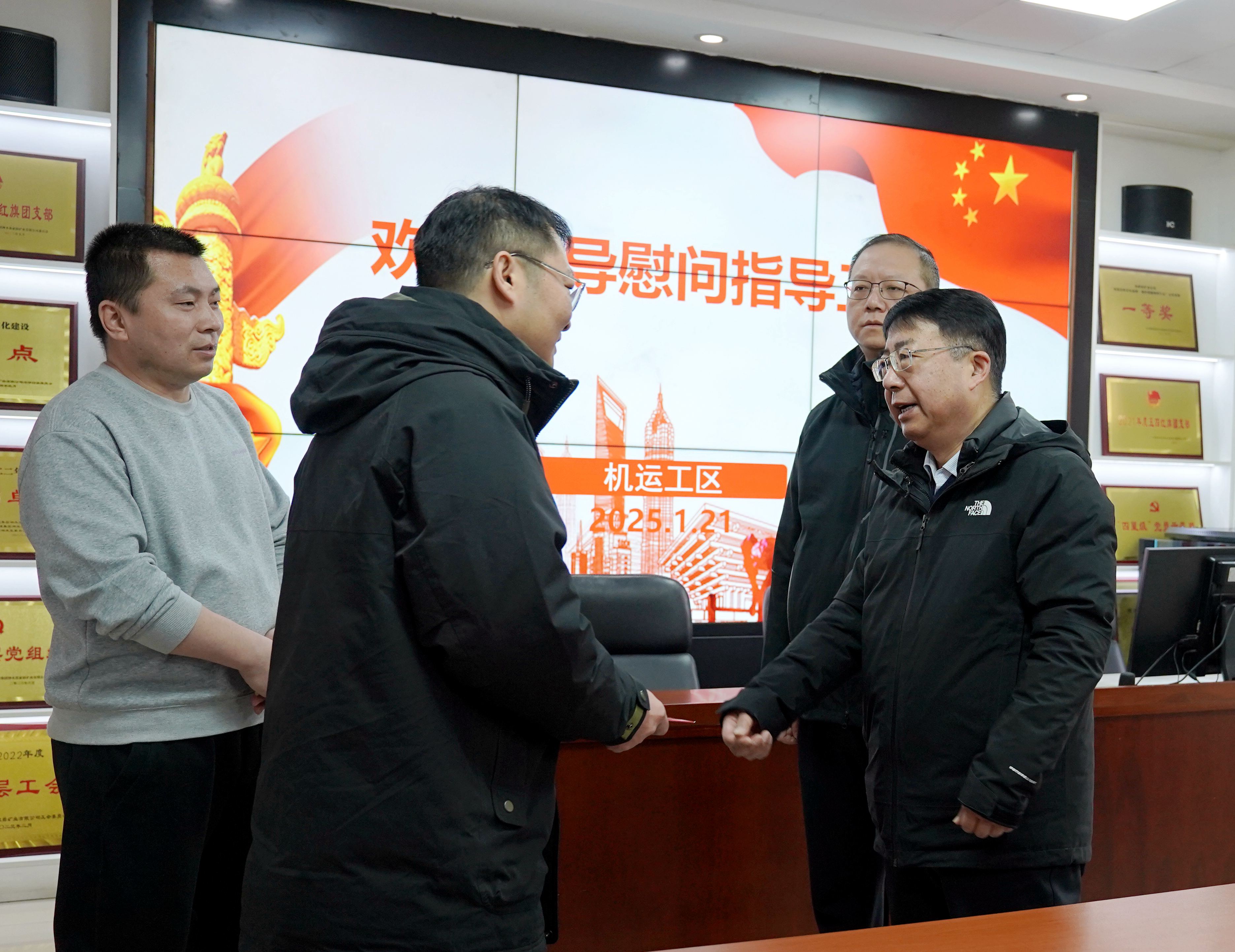 机运工区慰问.JPG