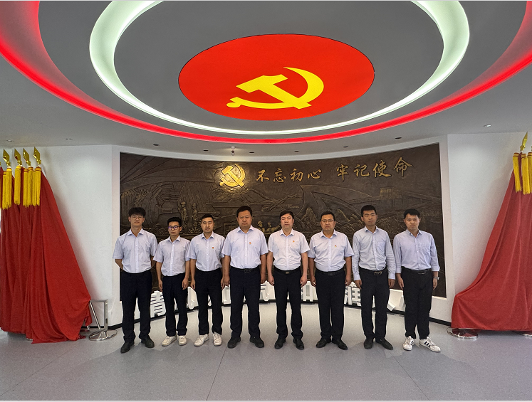 党员集体照.png