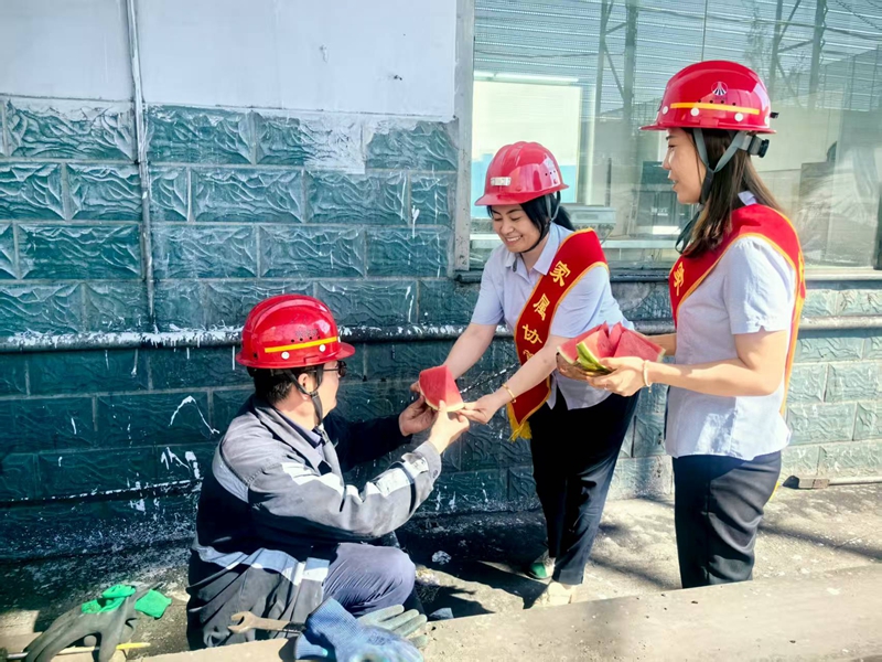 家属协管员送清凉1.jpg