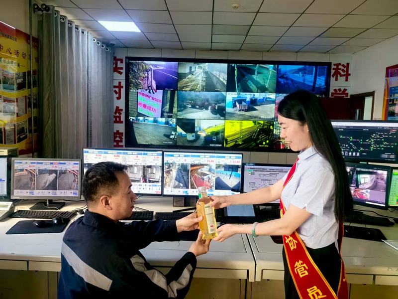 家属协管员送清凉2.jpg