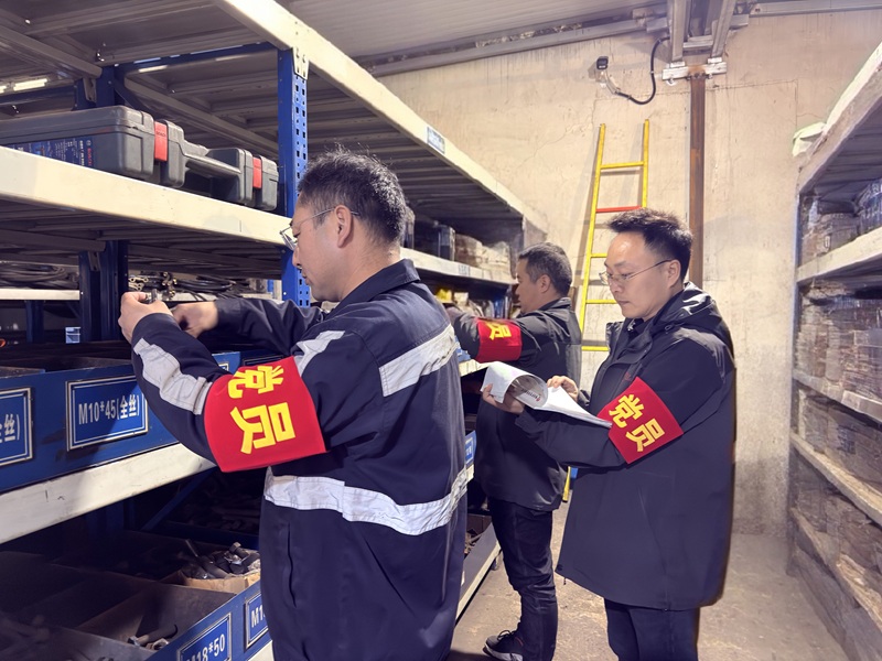 韩涛带头清点库房材料清单（修图）（呼永杰、王光伟陪同）.jpg