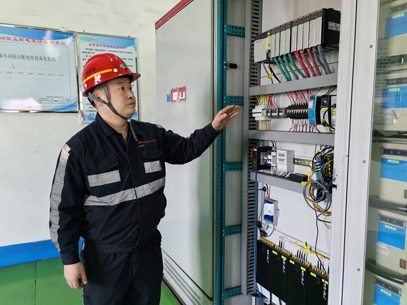 121760237816350474.jpeg 郭艳雄检查PLC柜设备.jpg