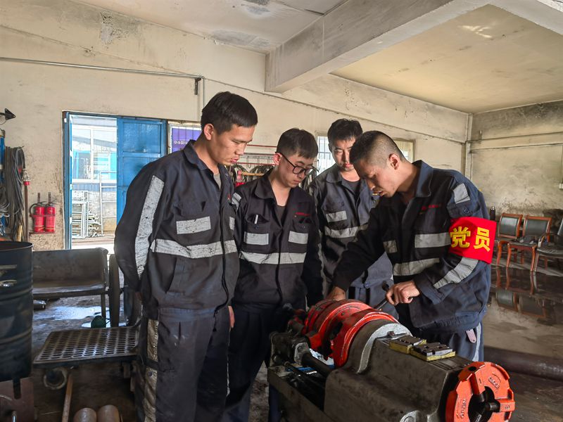 191763536610568707.jpeg 杨敏库房现场指导员工_副本.jpg