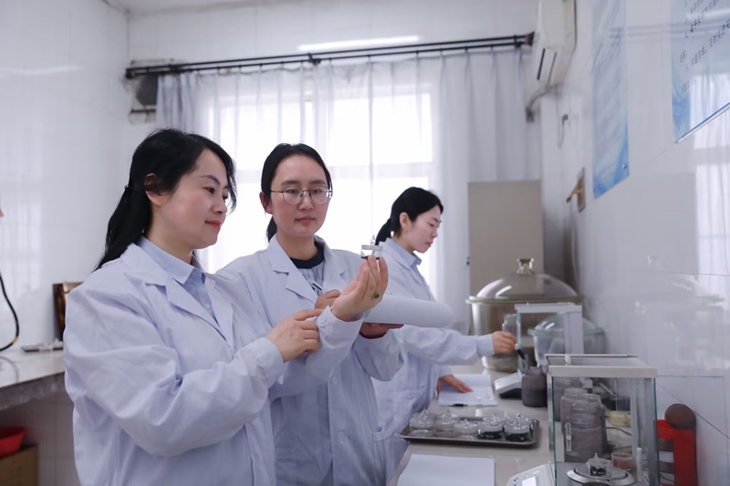 051764903747796872.jpeg 化验员_副本.jpg