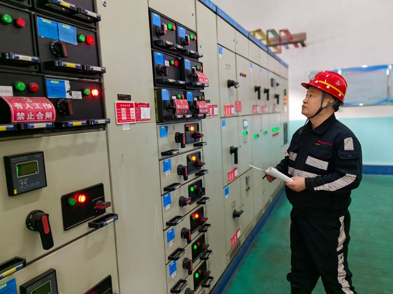 郭艳雄检查配电室_副本.jpg