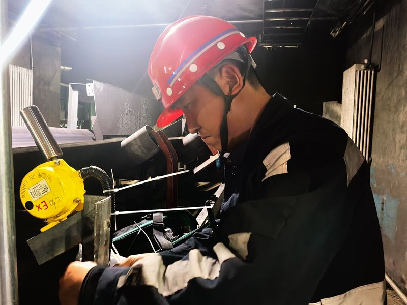 051775377248424462.jpeg 徐强检查皮带防跑偏装置_副本.jpg