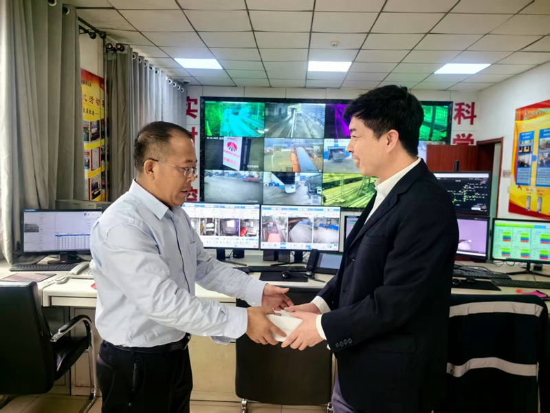 151781510404392888.jpeg 慰问在岗职工.jpg