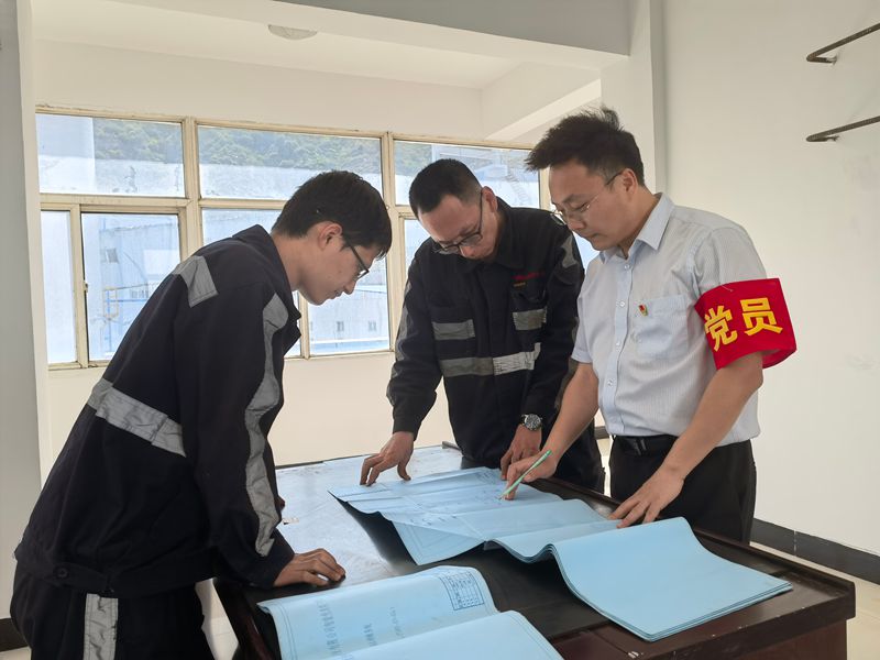 021782982478883434.jpeg 韩涛与薛明现场看图纸_副本.jpg