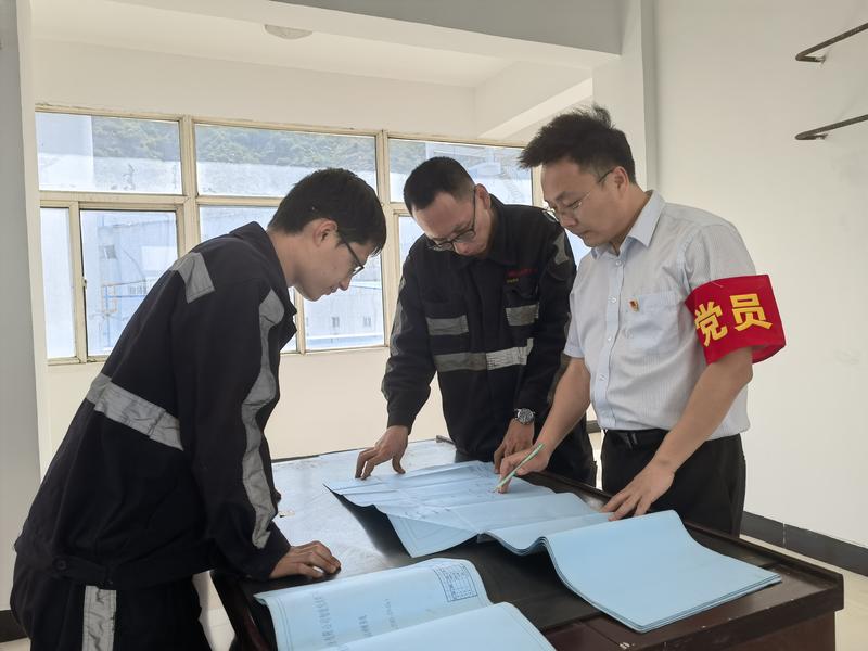 3846201147592432韩涛与薛明现场看图纸(1).jpg